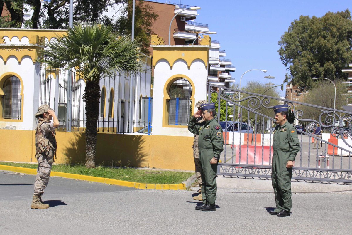 EjercitoAire's tweet photo. El JEMA #ahora en #ACARTablada #Sevilla tras conocer de cerca la base operativa desplegable DOB de #GRUMOCA y #SEADA https://t.co/75ea9iG5zO