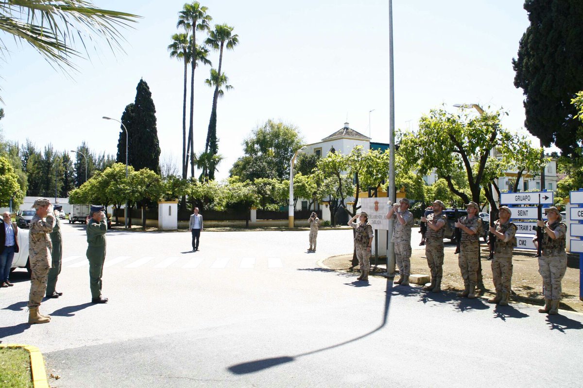 EjercitoAire's tweet photo. El JEMA #ahora en #ACARTablada #Sevilla tras conocer de cerca la base operativa desplegable DOB de #GRUMOCA y #SEADA https://t.co/75ea9iG5zO