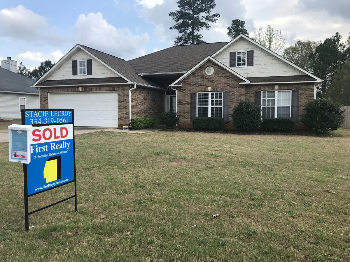 RealtorLeCroy's tweet photo. Great day for my buyers! Closed on this adorable home! #theKirbygroup #FirstRealty #Auburnhomesforsale https://t.co/uZDuXI2dCI
