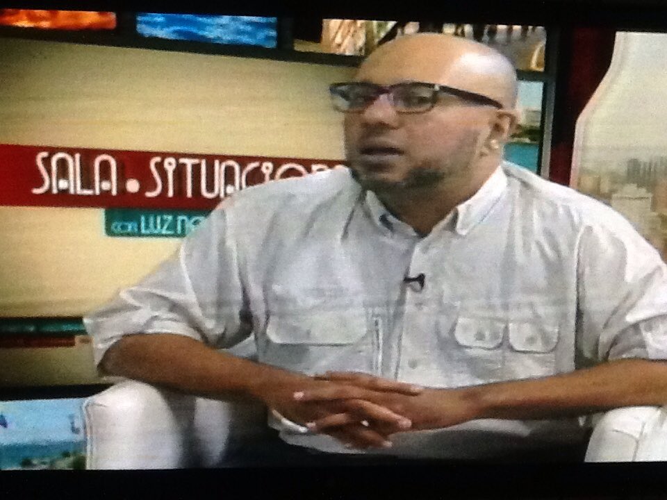 #SalaSituacional La profesora <a href="/luzneira_parra/">Luz Neira Parra V</a> entrevistando a @aepaezmoreno sobre el marketing en #RedesSociales aquí en <a href="/aventura_tv/">Aventura Tv</a>