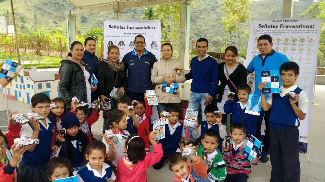 Boyaca95_6FM's tweet photo. .@NuestroITBOY llega a IE Juan de Jesús Acevedo de Chinavita, donde 130 alumnos de participan de estrategias lúdicas de este Instituto. https://t.co/X2a5Z7rV5Q