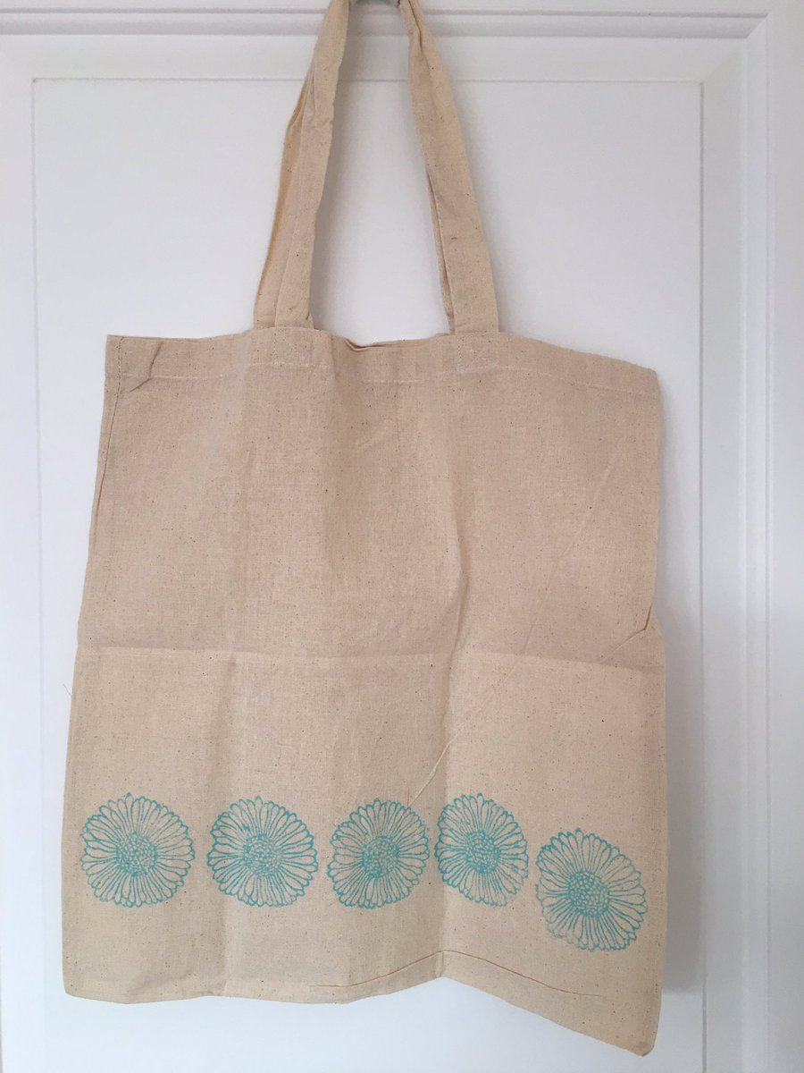 invitationery's tweet photo. Floral inspired hand printed tote bags.  #handmadehour https://t.co/byAi1MOZX2
