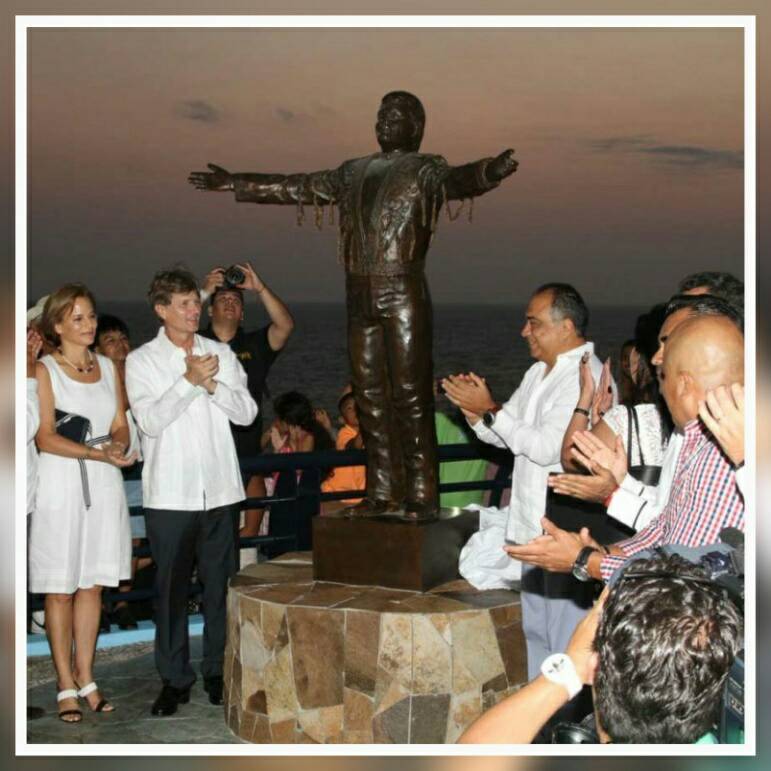 esteeselshowfm's tweet photo. Desvelan estatua de Juan Gabriel en Acapulco https://t.co/gBrSLA6cIq
