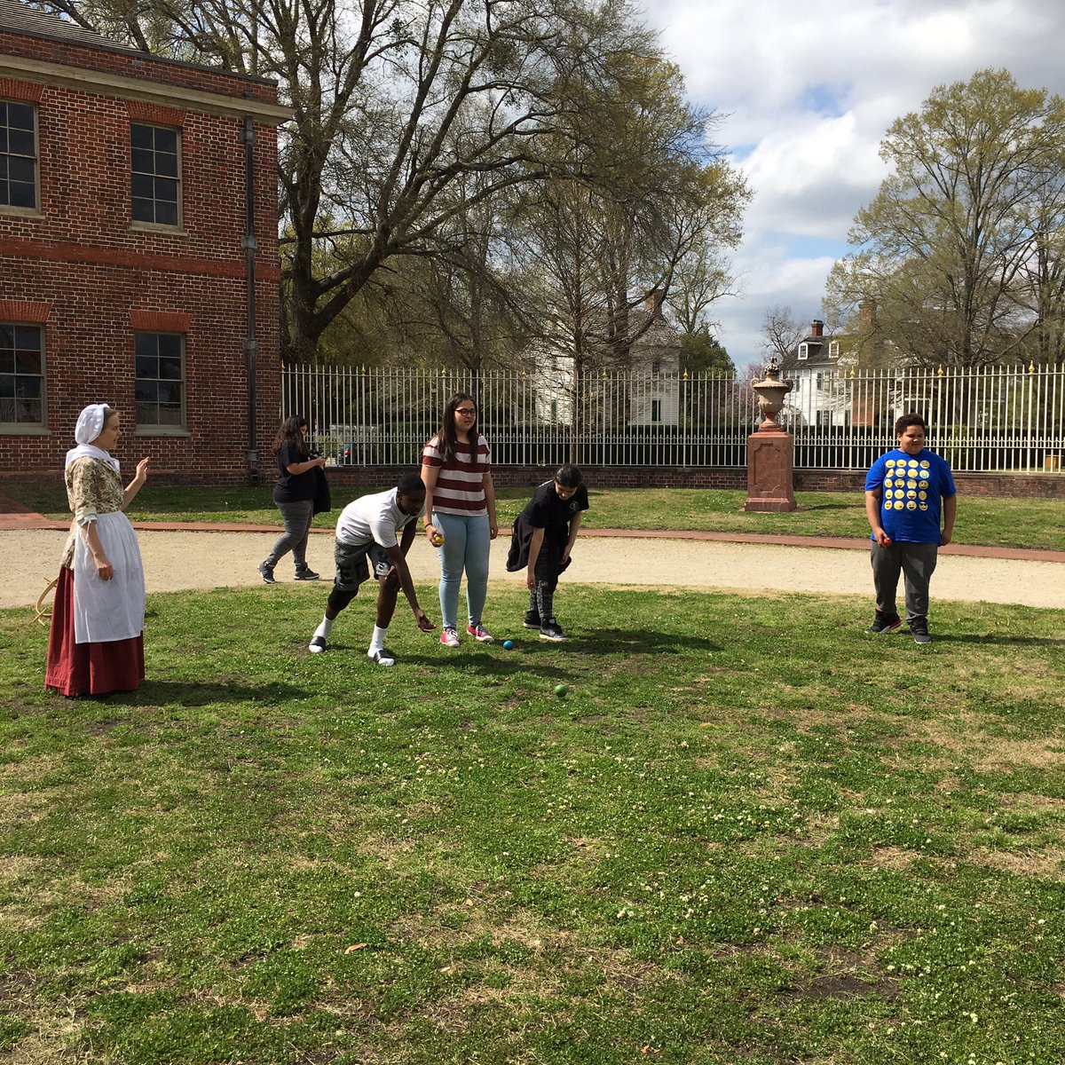 TiffaniFuster's tweet photo. #FVMS Students learning about life at #tryonpalace https://t.co/FltV9PW9Mf