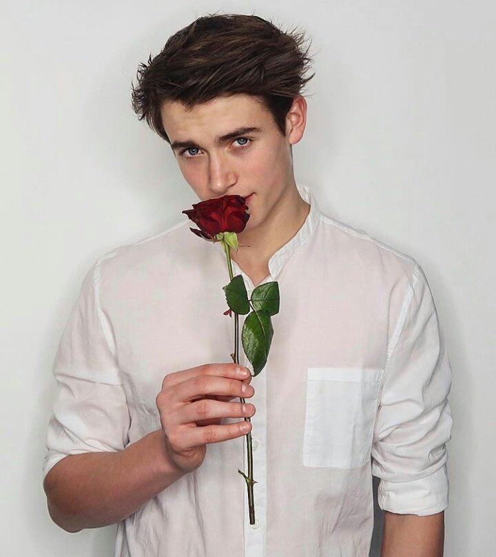 CassLRPG's tweet photo. Une rose pour l'éclat de vie de ton existence. https://t.co/FmiUigucI8