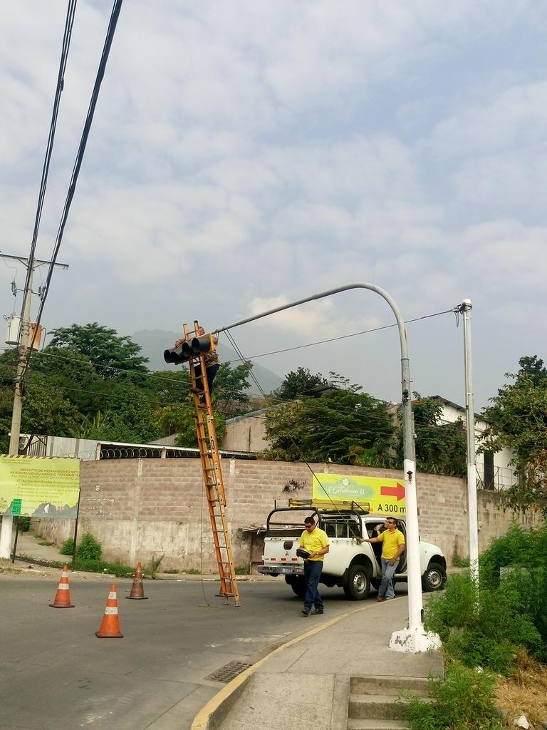 Cambio de Lente Rojo en Final 75 Av. Norte y Calle al Volcan