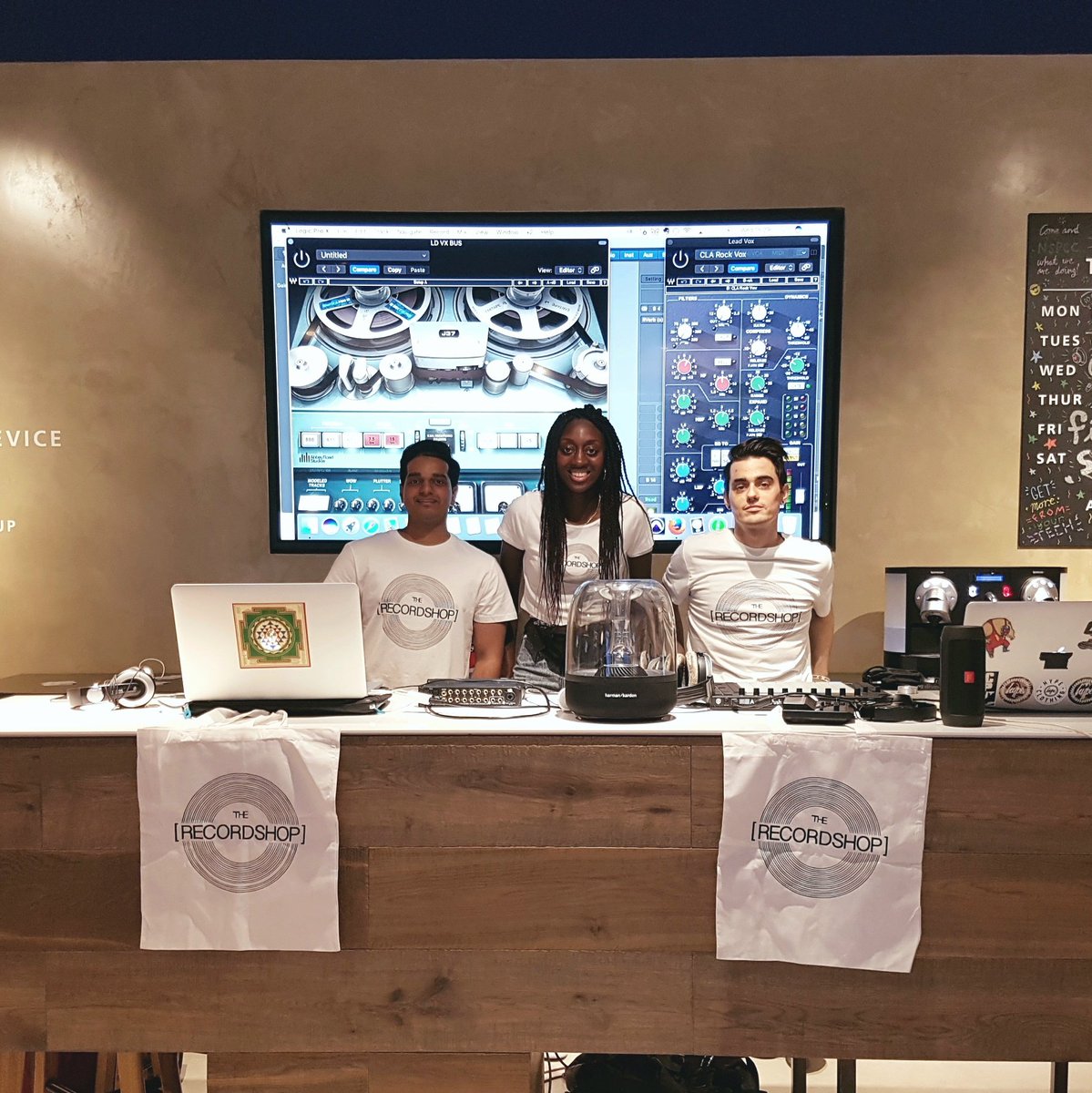 SOTFLondon's tweet image. @the_recshop setup complete here at #o2whitecity - roll on 5pm! @GoThinkBig @Certified_UK 
#musicproduction #beats 🎹🎤🎶