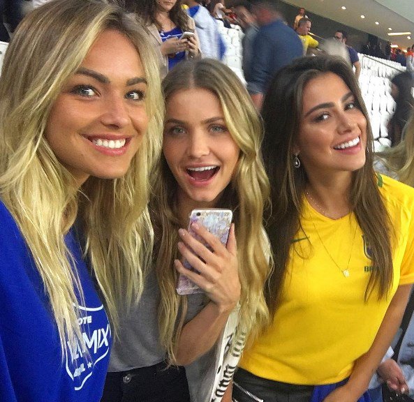 SC_ESPN's tweet photo. En Brasil, la vida es más bella: clasificados al Mundial y con el apoyo, en las tribunas del Arena Corinthians, de famosas actrices locales. https://t.co/qHYoMrhxyI