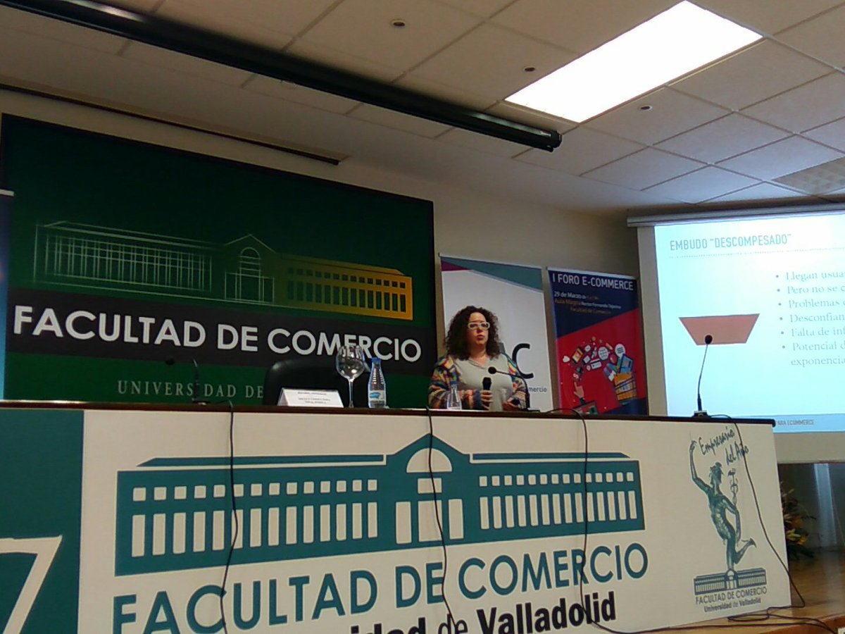 amorcumb's tweet photo. #ForoEcommerceDAC @vitalinnova nos explica cómo plantear estrategias para #ecommerce  en @comercio_uva. Gracias Jezabel! 😊 https://t.co/4YDPemKsW5