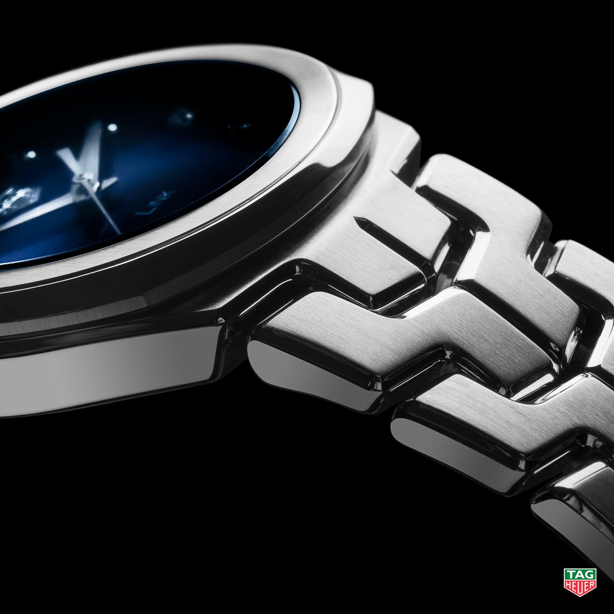 TAGHeuer's tweet photo. A versatile timepiece with classic appeal, the TAG Heuer Link Lady Blue and Diamonds. More at: https://t.co/nbbhTME0Oy #BaselWorld2017 https://t.co/Ts5Cx9FI8t