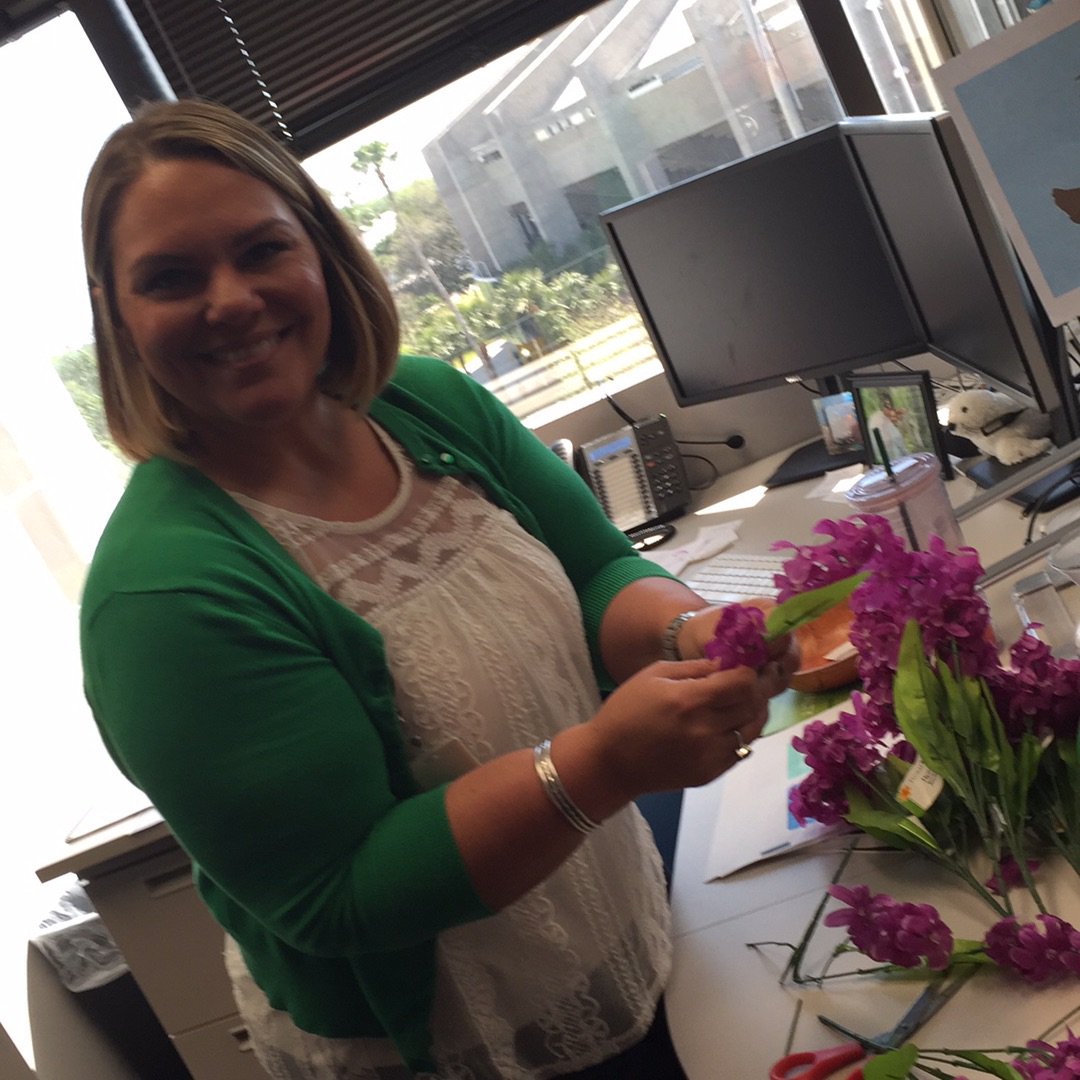 ActionADverbs's tweet photo. Action shot: Pam Arra who perfectly matches the flowers she's arranging.  #onpointconference @kobie_marketing https://t.co/2RsEsECi7q