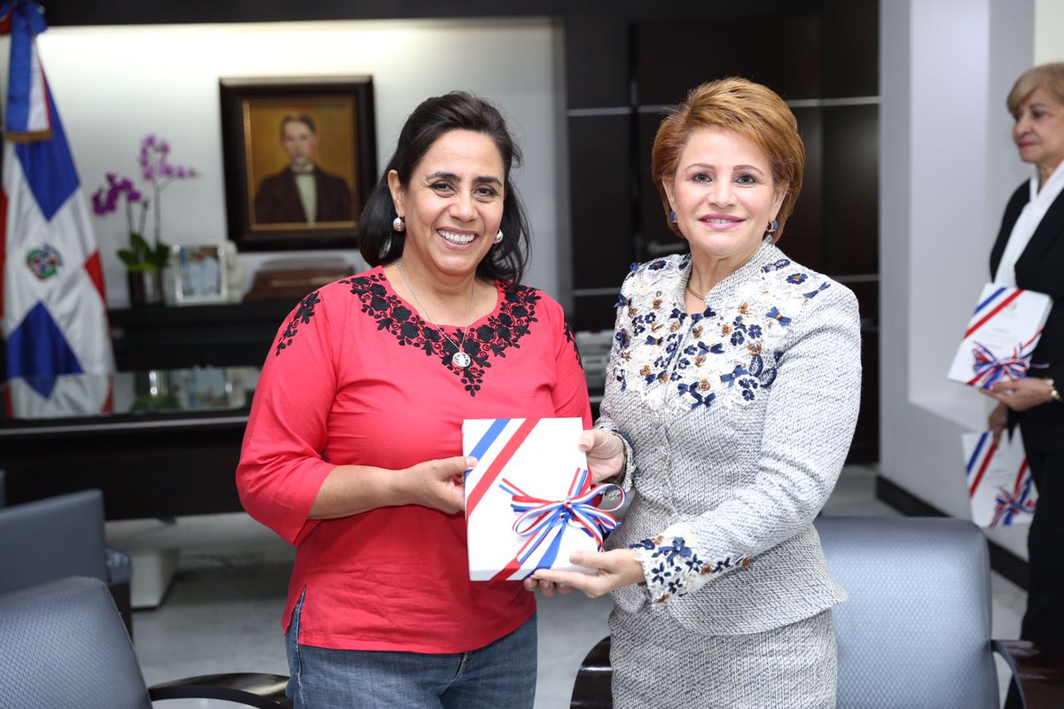 faodominicana's tweet photo. Presidenta de @DiputadosRD entrega un ejemplar de la Constitución a @CocoaCalderon, Coord. del 
#FPH América Latina y el Caribe. #ForoPesca https://t.co/4hRq4boIYA