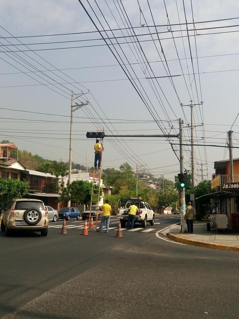 Cambio Lente Verde en 75 Av. Norte y Paseo Miralvalle
