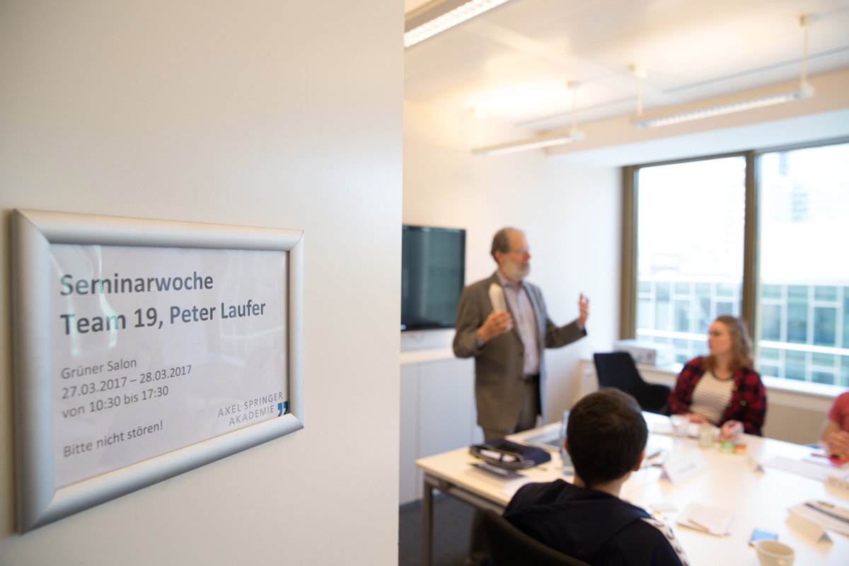 as__academy's tweet photo. Einblicke in unser ungewöhnliches Interview-Seminar mit dem US-Dozenten @peterlaufer: https://t.co/Sx7Z6ZBlA0 #ASAinspiration https://t.co/q5DKD6EaAv