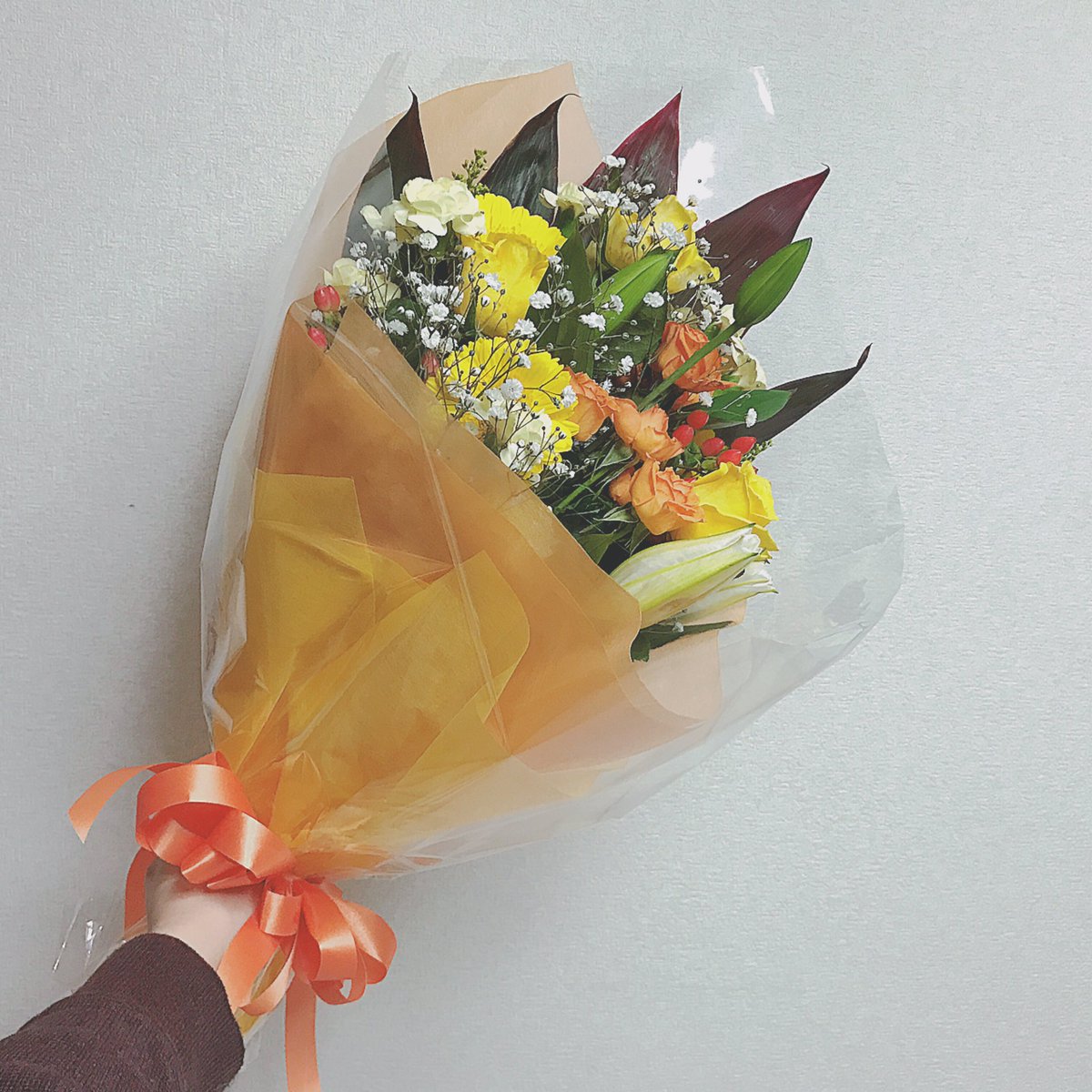 tamaron0317's tweet photo. 退職祝。花束はやっぱり黄色だった（笑） https://t.co/yjj9VFfnkP