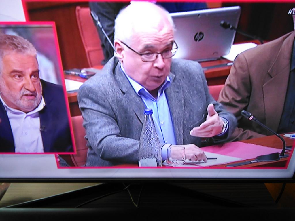 BascPere's tweet photo. En Franco s'endú l'aigua d Vichy al parlament per anar fent rotets!! https://t.co/aK0uMMj1zq