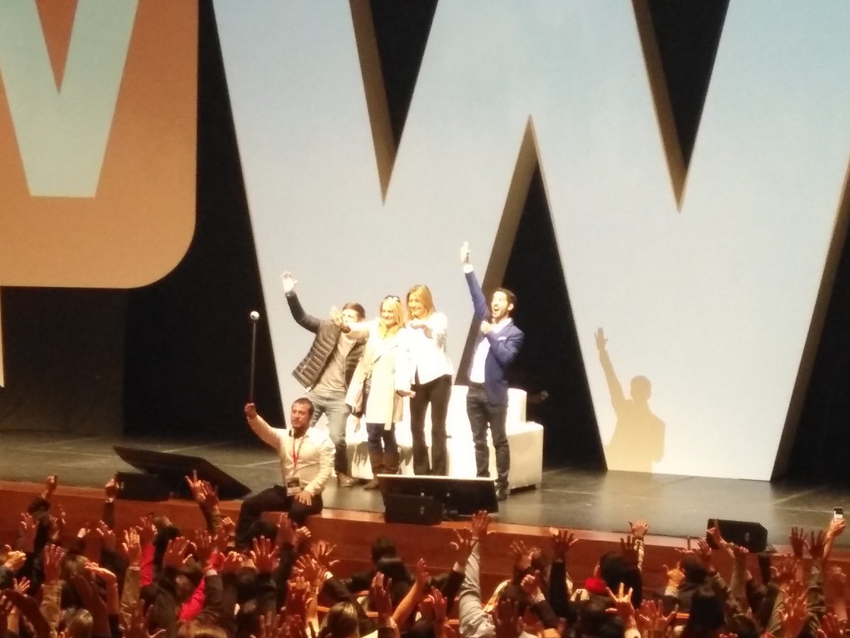 LaNubeBLU's tweet photo. #EnVivo "El éxito no está en tener mucha carga laboral, sino en ser feliz por lo que haces": @michaelsayman en #WebCongres https://t.co/fuqGFWm1tj