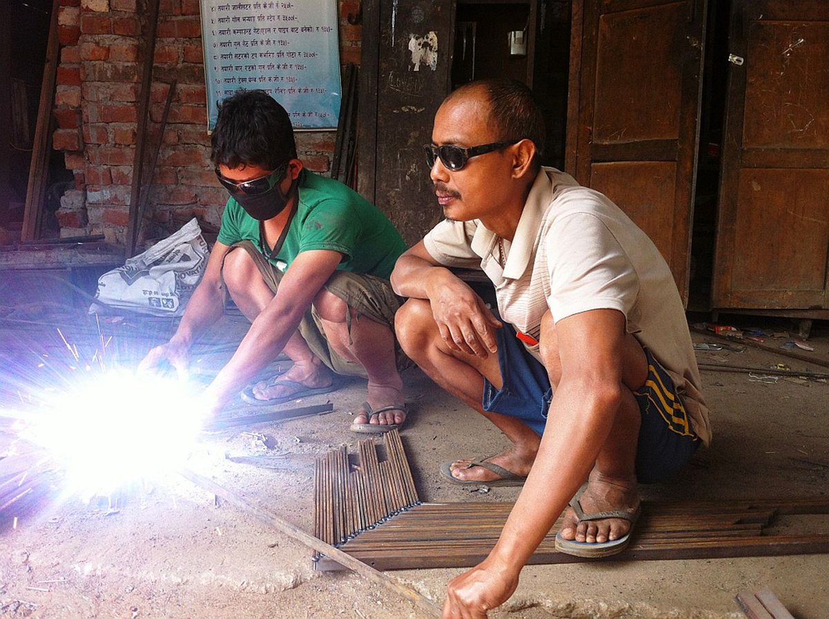 ShyamSuBu's tweet photo. #HealthAtRisk कठै यिनको स्वास्थ्यको रक्षा कसले गरिदिने ! #Welding हानिकारक पेशा मध्ये एक 

https://t.co/JPiC3pJH4E
https://t.co/KdX0ukhMjL https://t.co/6AbeUSTnbh