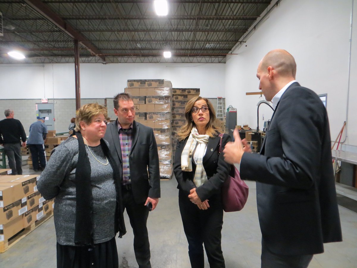 eva_nassif1's tweet photo. Ma visite @Axia Services
#CQEA: +de 3500/5000 travailleurs,  sont#PersonnesHandicapées #integration #travail @jyduclos @MinSocDevCMHC #vimy https://t.co/HZdiDJ4B1F