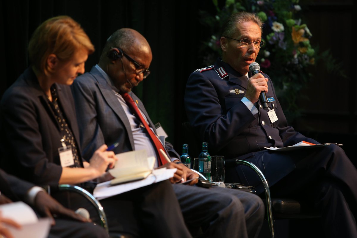 Oberst Dronia (#BMVg): “Ertüchtigung ist u.a. Ausbildung, Beratung und Aufbau von Infrastruktur.” #DevSecAfrica