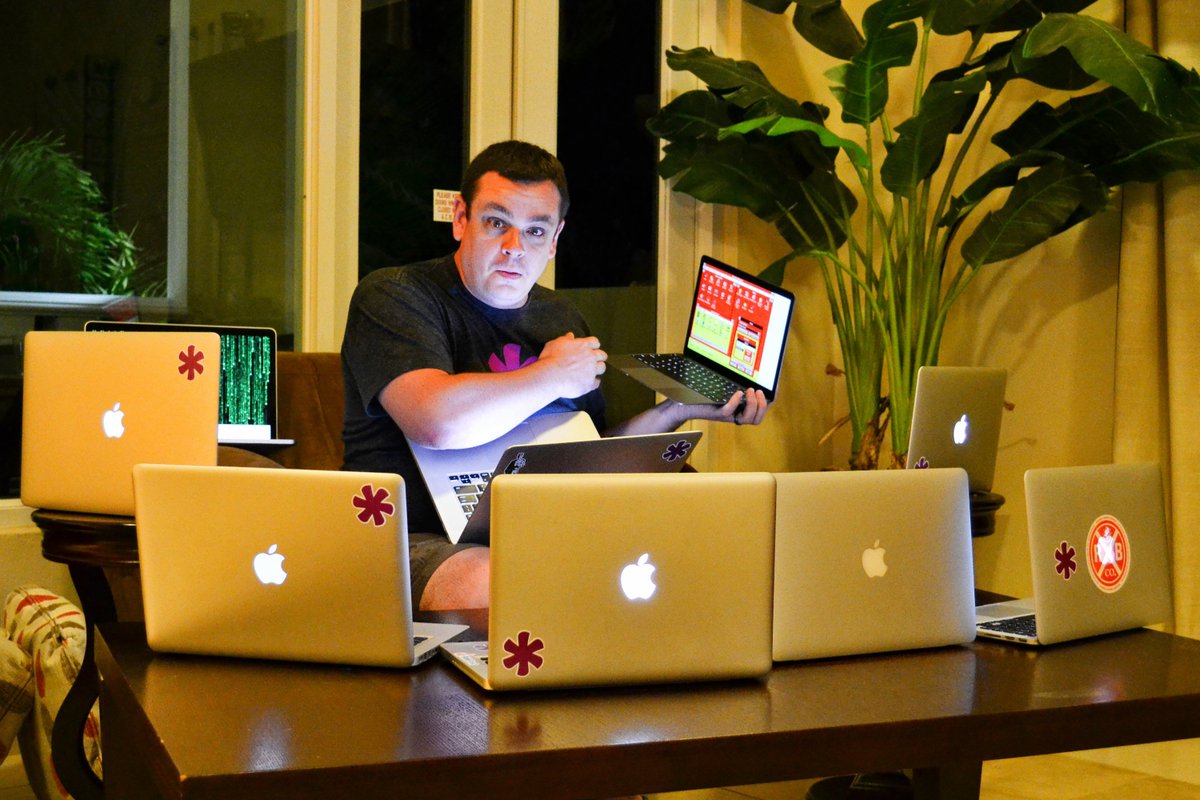 On retreats Eric likes to command an army of Knack laptops… running hotdog theme 🌭  <a href="/vaiod/">Eric Katherman</a> #remote #WorkspaceWednesday