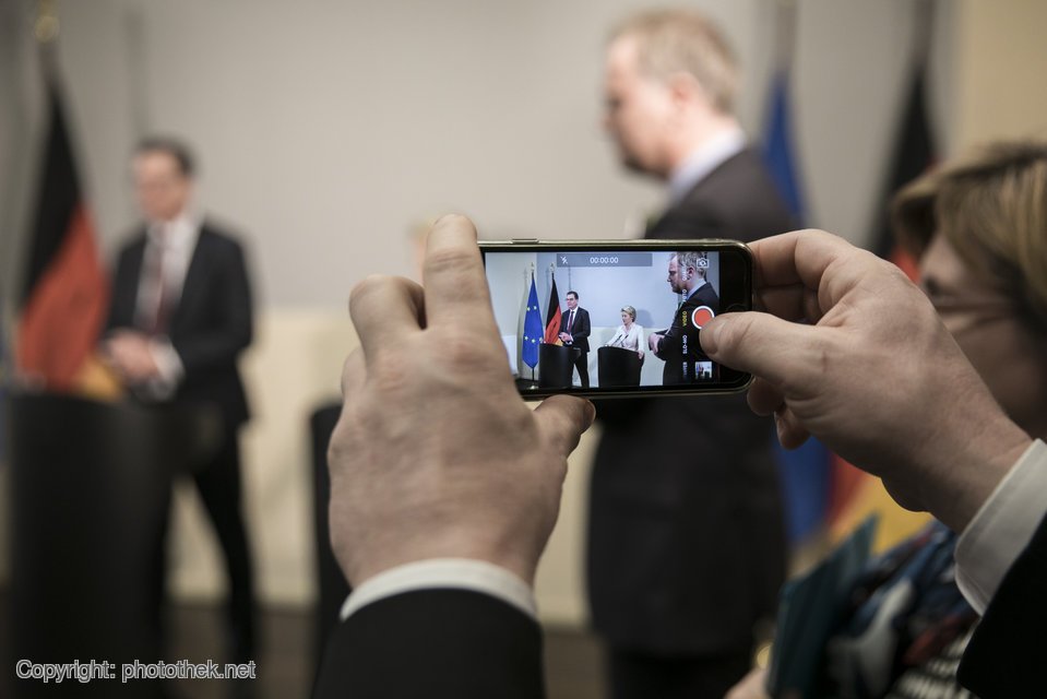 Der Mensch steht im Mittelpunkt des neuen Sivcherheitsbegriffs - vernetzer Ansatz ist der Schlüssel . BM Müller &amp; v. d. Leyen #DevSecAfrica