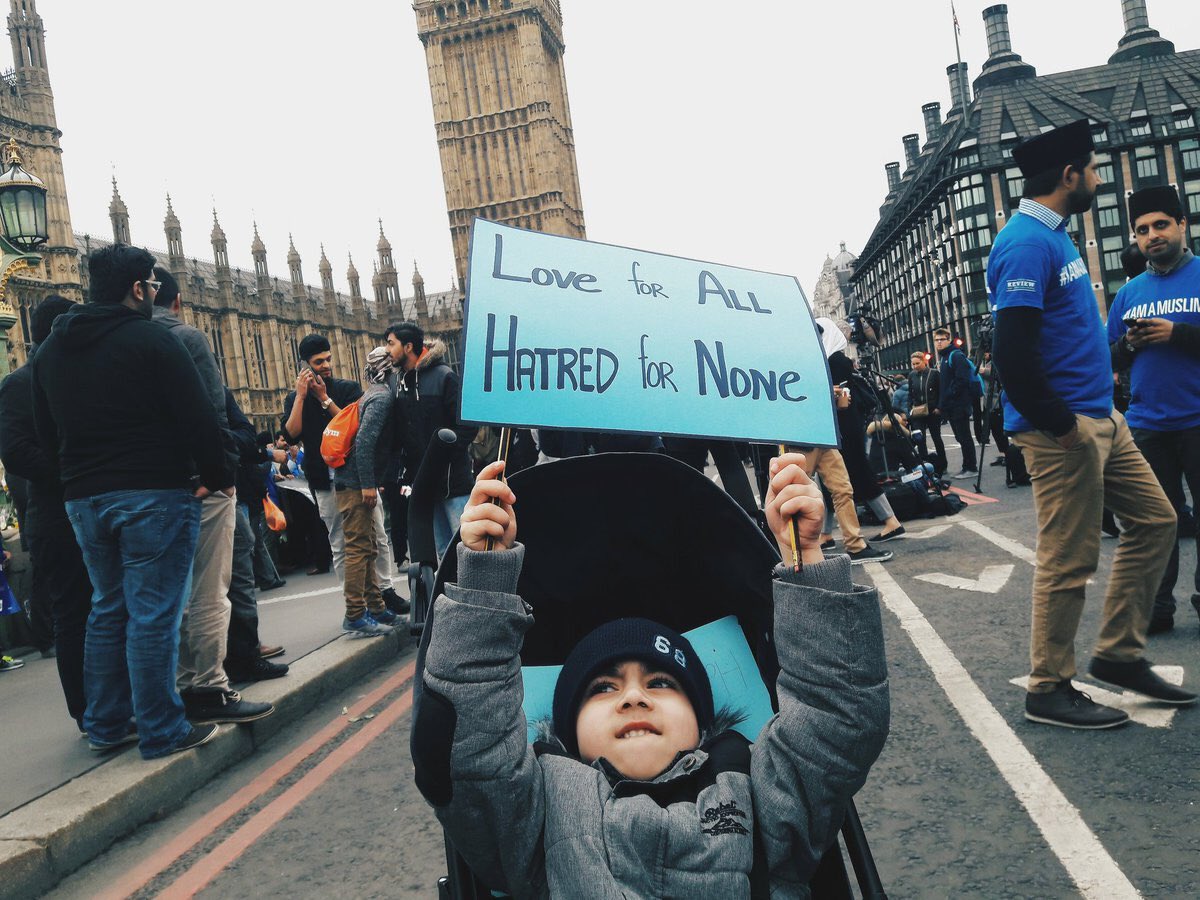 yaftab's tweet photo. Young and old #standingtogether sending a clear message that we will not be deified #TrueIslam #loyalty loveforallhatredfornone https://t.co/ZgA0P3WXMZ