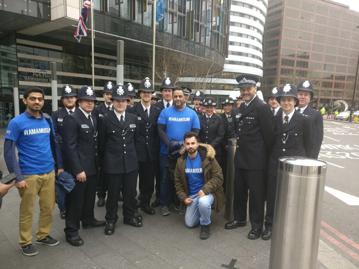 yaftab's tweet photo. Young and old #standingtogether sending a clear message that we will not be deified #TrueIslam #loyalty loveforallhatredfornone https://t.co/ZgA0P3WXMZ
