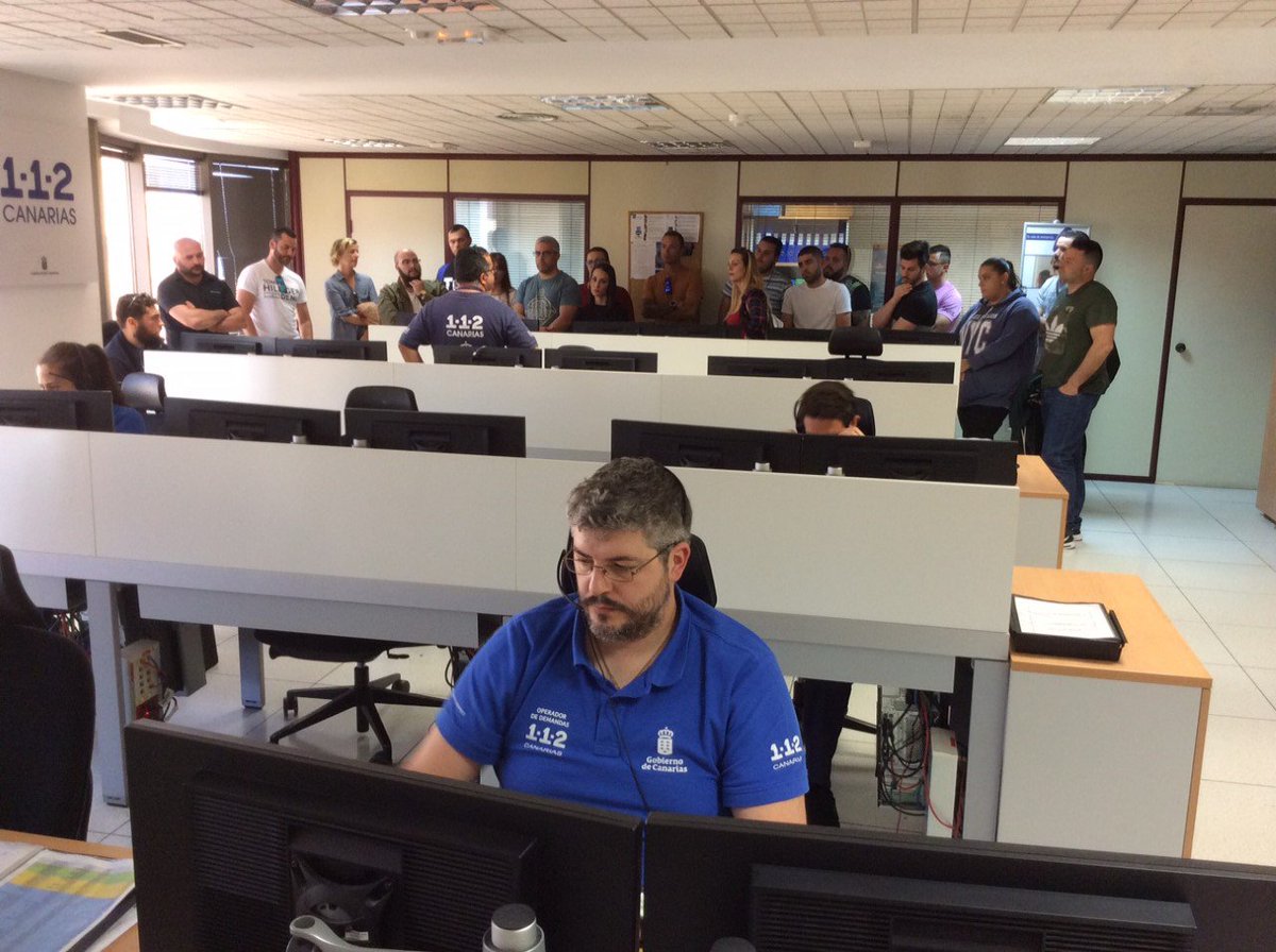 112canarias's tweet photo. #Visita112 Alumnos TES del IES Mª Rosa Alonso completan su formación conociendo los sectores del centro coordinador y la labor del #SUC https://t.co/98bi8GDEQb