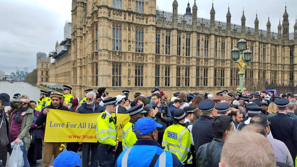 SafwanChoudhry's tweet photo. Cladded with "Love For All Hatred For None" banners, hundreds of Ahmadi Muslims gathered on #Westminster Bridge London in defiance of hate. https://t.co/TYjPsnV6GI