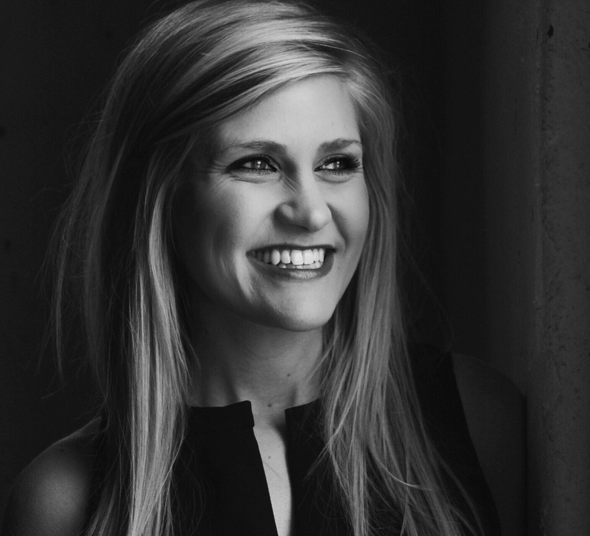 mmophotography's tweet image. I just love creating natural drama w/light! #naturallightphotography #windowlighting #windowportrait #twincitiesphotographerjusthavingfun