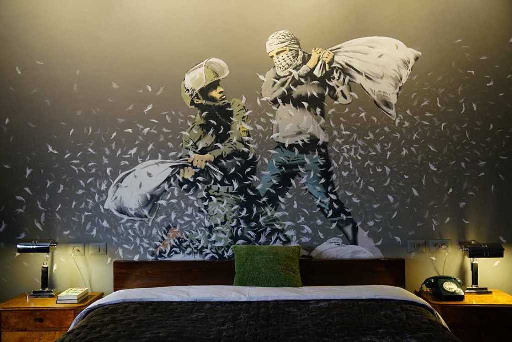 graffitishooter's tweet photo. Nueva instalación de Banksy https://t.co/SkXdlx2D1A https://t.co/u0WrT0kxNe