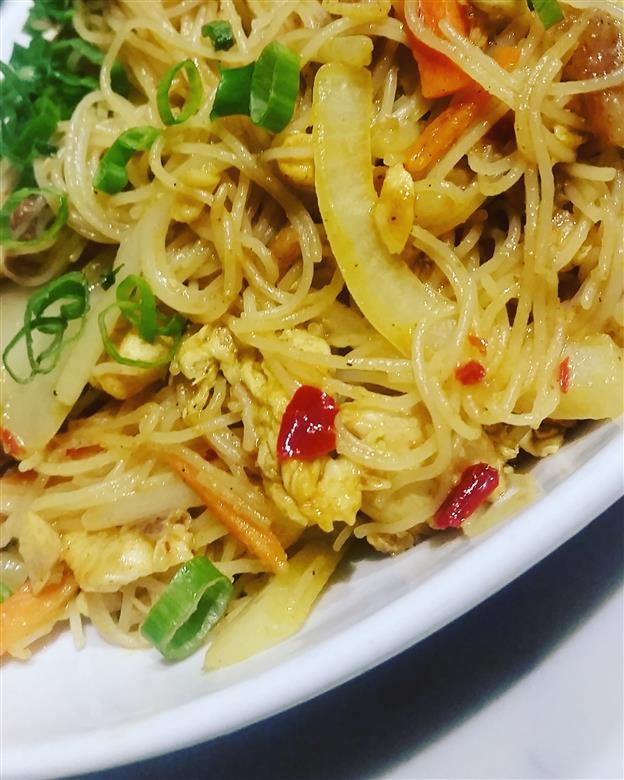 PearlAsianCLE's tweet photo. Be bold! Try our Singapore Rice Noodles stir fried with yellow curry and your choice of shrimp, chicken, pork, or vegetarian. 216-751-8181 https://t.co/bhJC03QP1k