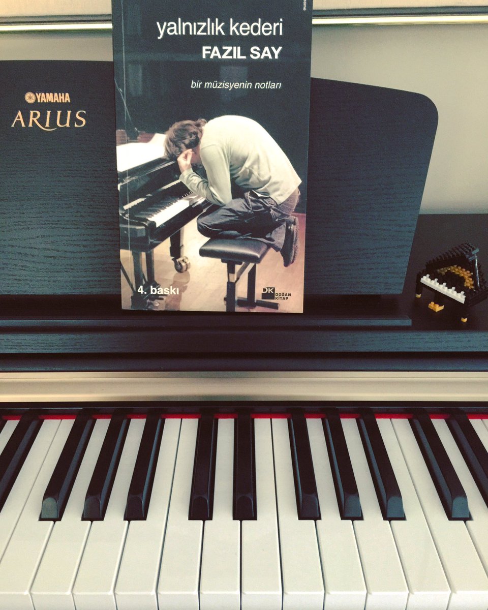 Oblado_com's tweet photo. İnsan yaşamın kıyısına gitmeli... en dip köşeye bir huzursuzluk varsa önce onu tedavi etmeli, müzik bile yapmadan önce.
#fazılsay #pianoday https://t.co/ToqEc86Ckl