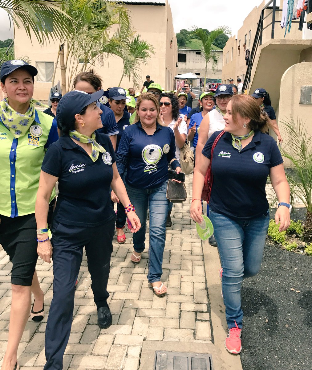 Rocío de Moreno y la Brigada #LasManuelas comienzan recorrido puerta a puerta en el asentamiento "El Guabito" en #Portoviejo.