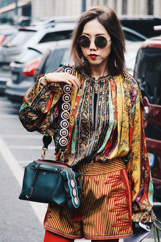 harpersbazaarcl's tweet photo. #MODA ¡Estampados y más estampados de seda, en este street style exclusivo para #BazaarCL! >> https://t.co/9iBYVt5YYe https://t.co/NuZCIImaOH