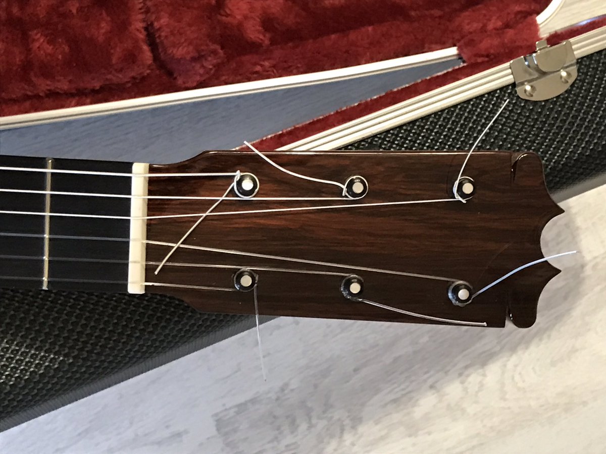 diegodelmorao's tweet photo. Felipe conde modelo moraito reedicion de una serie limitada a 25 guitarras homenajeando a la guitarra de mi padre 😍😍😍una autentika maravilla https://t.co/MfNPbWxsne