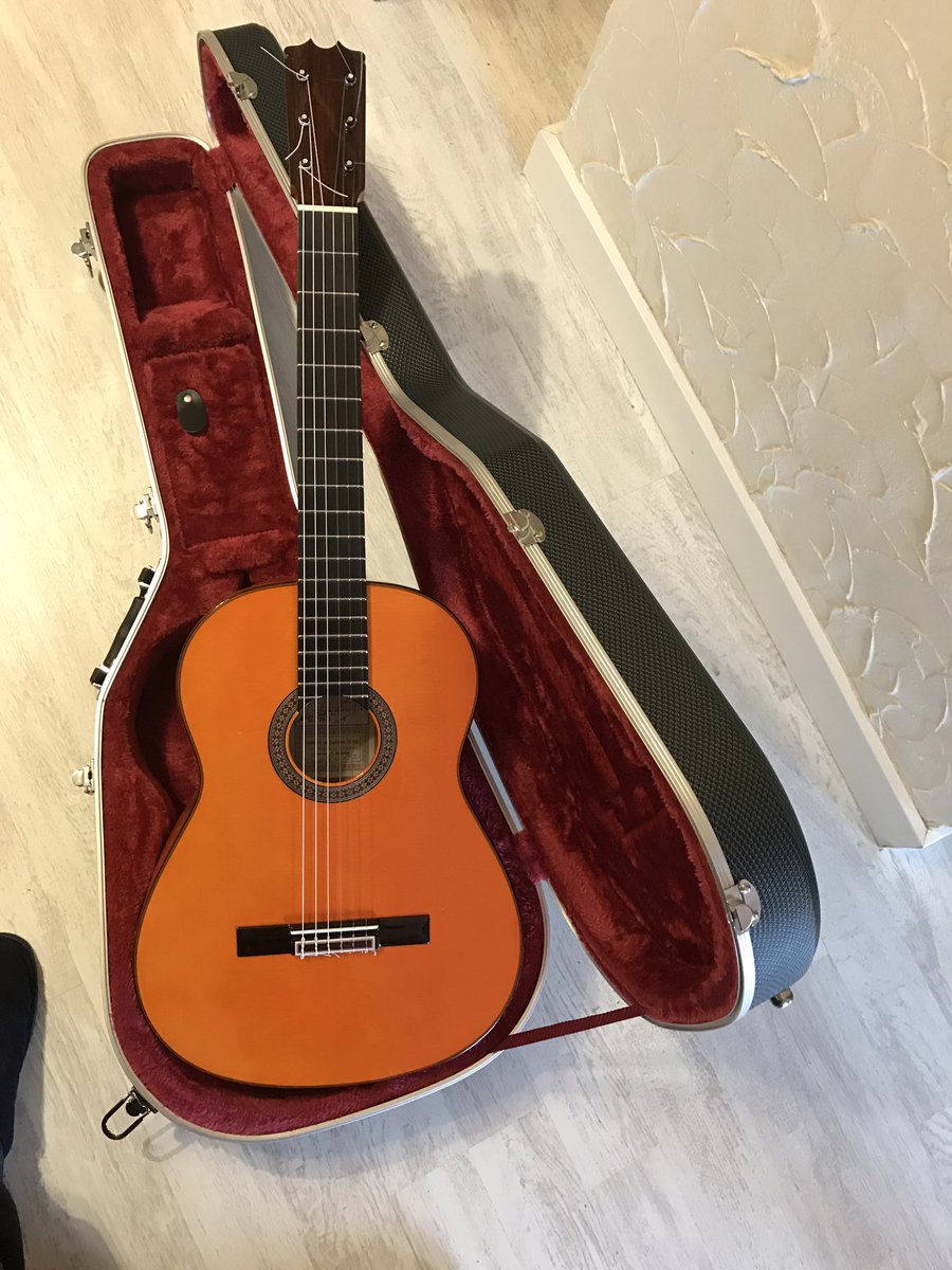 diegodelmorao's tweet photo. Felipe conde modelo moraito reedicion de una serie limitada a 25 guitarras homenajeando a la guitarra de mi padre 😍😍😍una autentika maravilla https://t.co/MfNPbWxsne