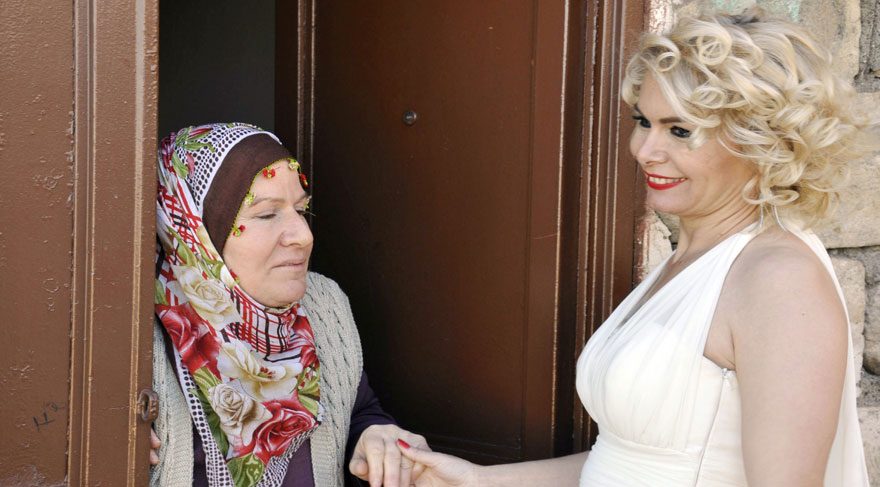 Marilyn Monroe'ye benzerliğiyle vatandaşların dikkatini çeken 4 çocuk annesi Melek Akarmut, “Evet” için kapı kapı dolaşıyor.