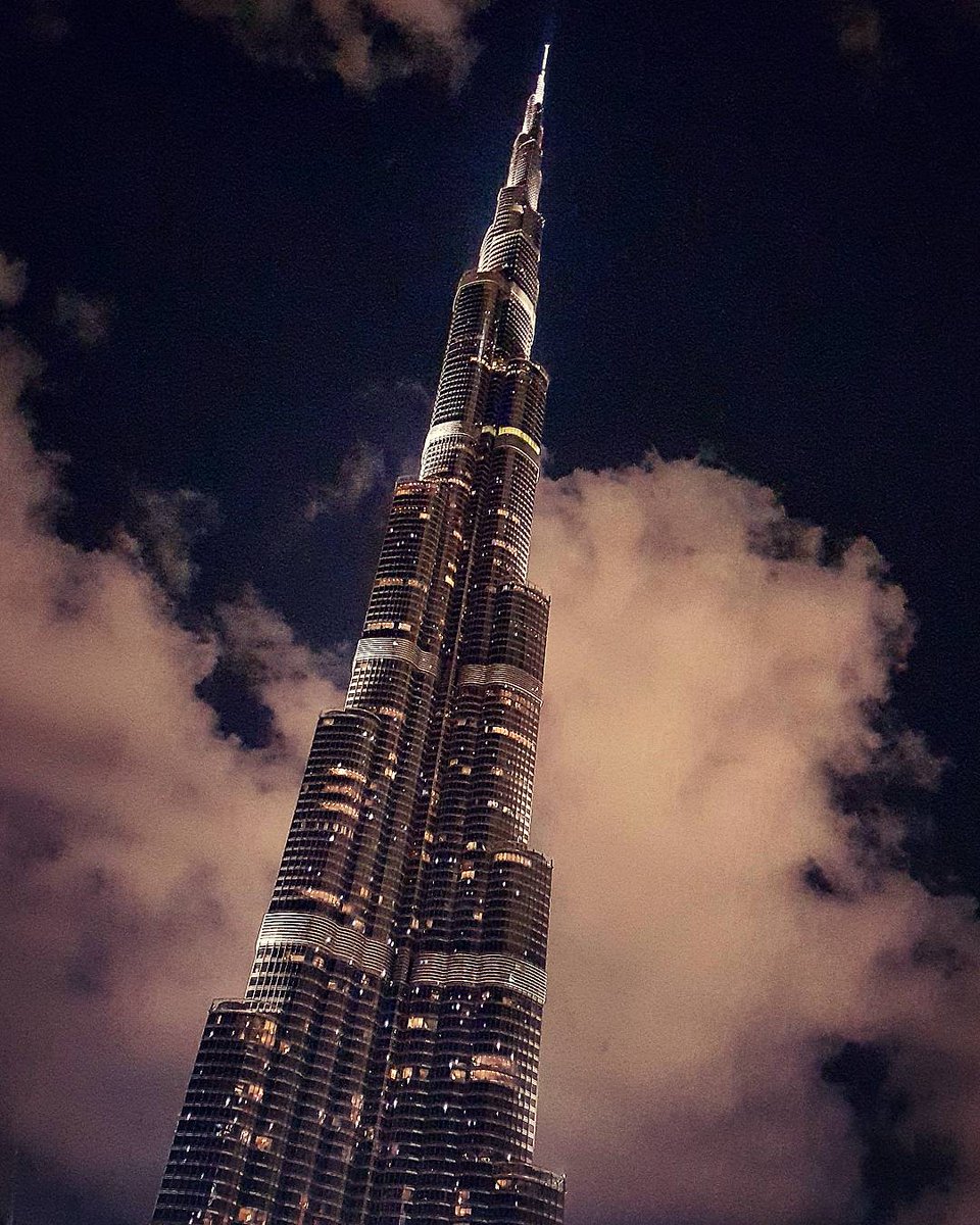Looking up at the Burj Khalifa makes me feel teeny tiny and ten feet taller at the same time 🌌 #dubai #burjkhalifa #standtall