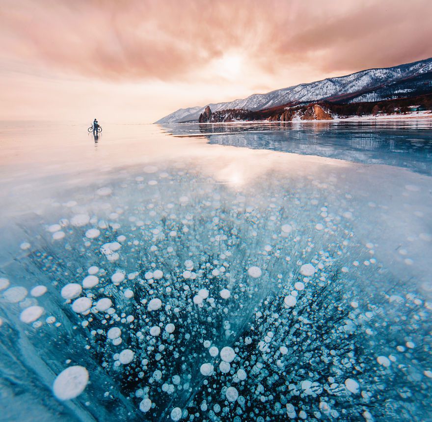 CBtrending's tweet photo. The Siberian lake Baikal is a real life Frozen https://t.co/TEFdKPdkfd https://t.co/gmxGEFl73Z