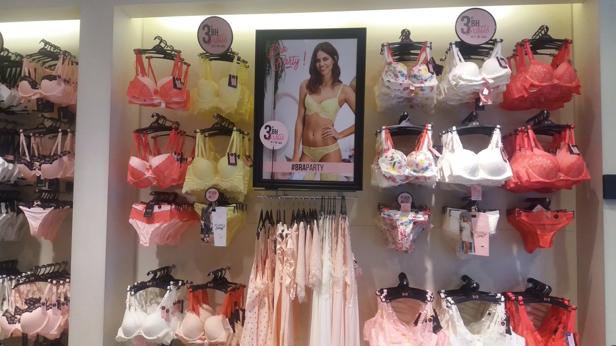 #hkmgeel klaar voor lenteopendeur. #3braforfree #braparty. <a href="/CarolineCaropms/">caroline pannemans</a> <a href="/EviCypers/">Evi Cypers</a> <a href="/inge_kennis/">inge kennis</a>