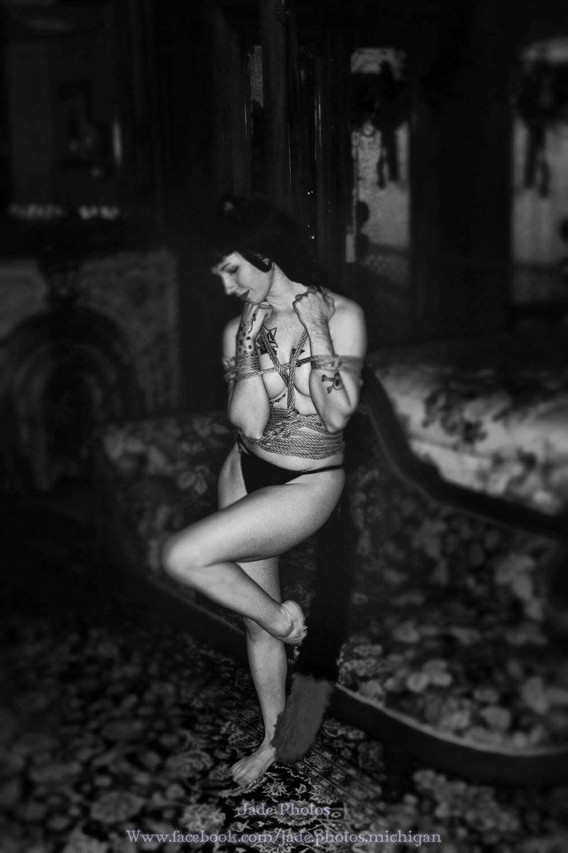 JadePhotosMi's tweet photo. A tiny Lil kitty tied in my jute from #mynawashi 

#shibari #kinbaku https://t.co/ohB7grqLTG