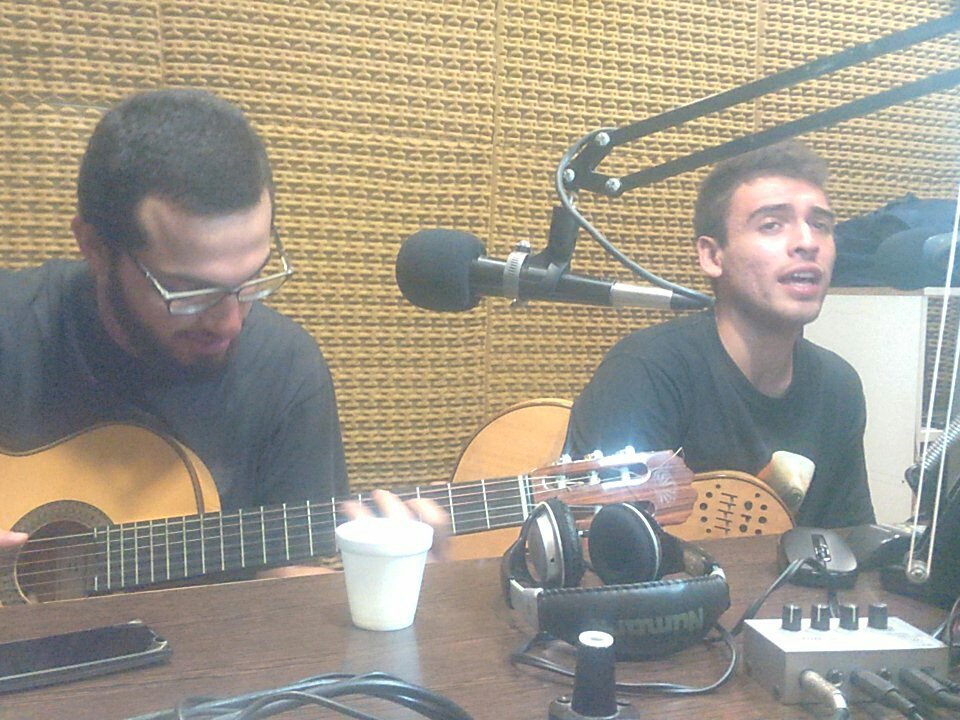 majiperezleal's tweet photo. Los chicos de @CauseMusica nos adelantan el show de mañana en el Arbol...@RADIOPRENSA901 #ValeTodo https://t.co/glhP3urbKJ