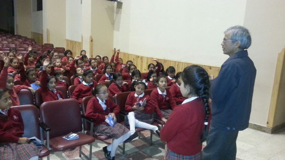 elmercurioec's tweet photo. El Dr. Oswaldo Encalada, en amena visita a las niñas de la #UESMA #Cuenca, aprovechó para conversar sobre sus obras infantiles
#MercurioEc https://t.co/fECHiABvJq