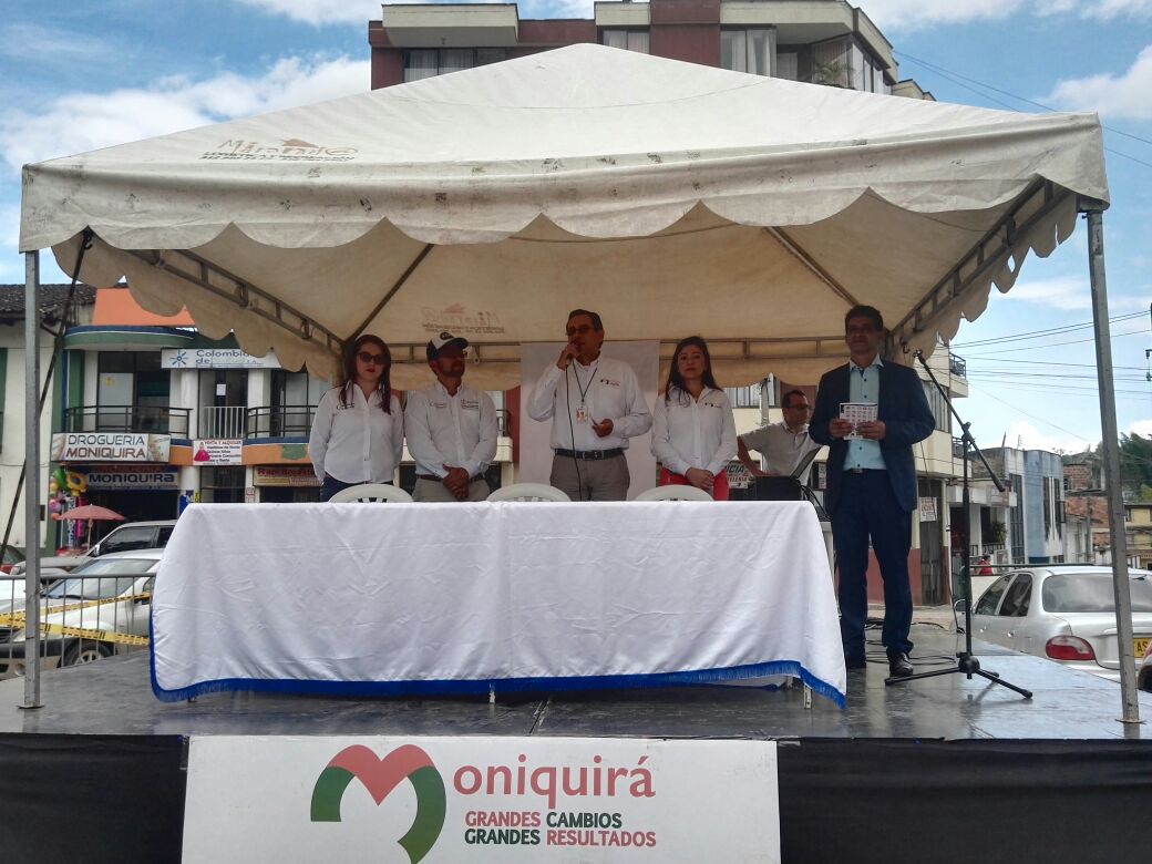 GobBoyaca's tweet photo. #AEstaHora | En el Parque Bolívar de #Moniquirá se desarrolla la Primera Feria Institucional de Servicios de la @sepadeboy. https://t.co/aI1W2SQwa2