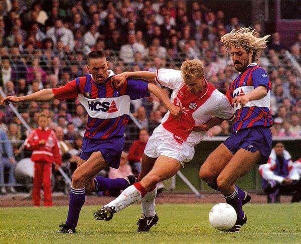 OldFootball11's tweet photo. #Ajax v #Feyenoord; #RuudHeus #DennisBergkamp and #JohnDeWolf; #ajafey 1990/91 https://t.co/sBWuE8dNip