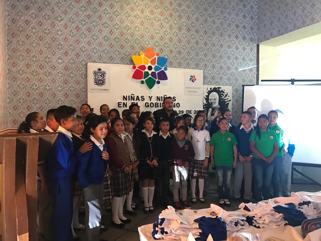 CadereytaMun's tweet photo. El alcalde León Enrique Bolaño recibe a niñas y niños en el gobierno, los invitó a ser perseverantes en sus sueños. https://t.co/4mkG1HiJQx