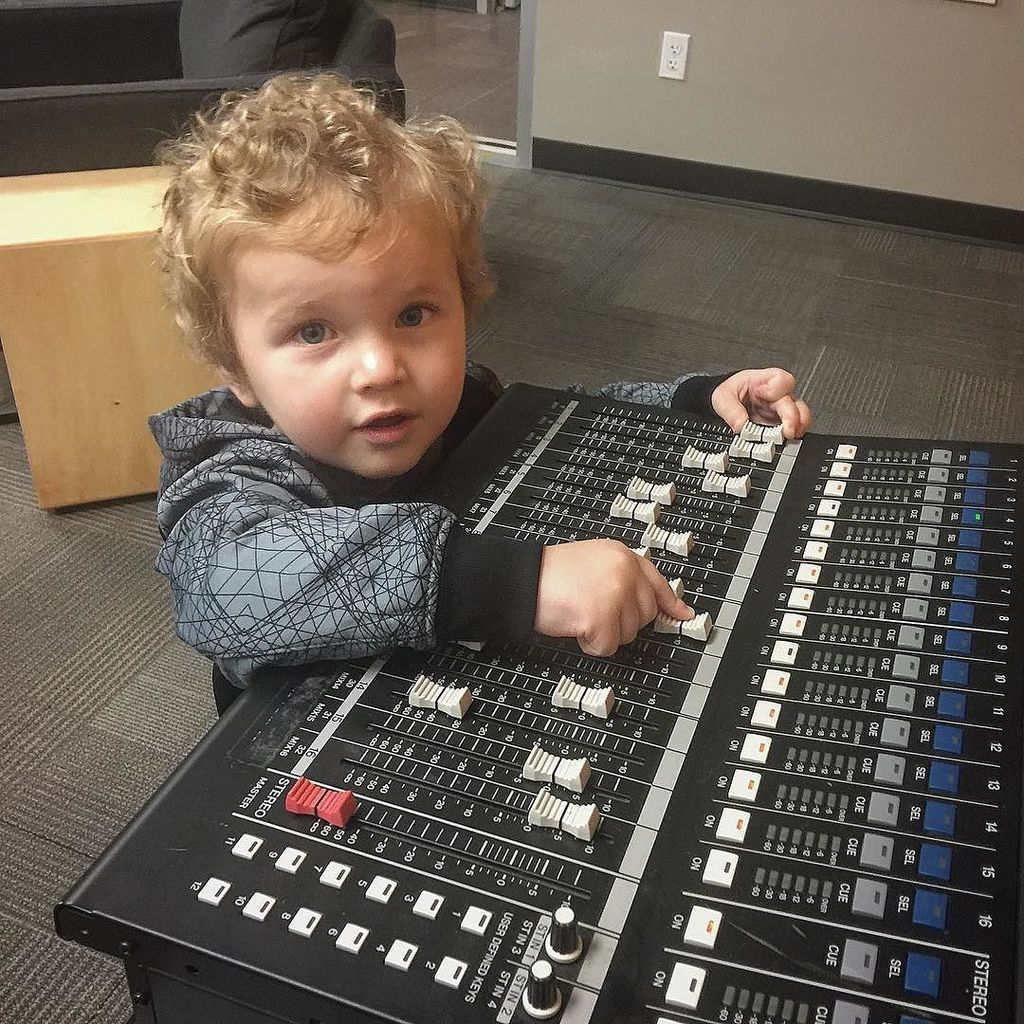 therossharris's tweet photo. So a guest engineer came by the office today... https://t.co/0n26EPGHsl https://t.co/qE5OTaQ5WF