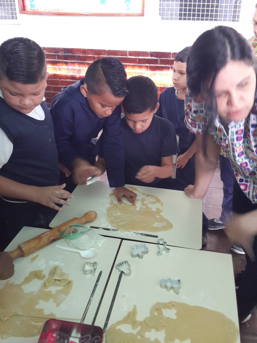 rufes1969's tweet photo. U.E.E. Las Minas Día de cocina ricas galletas llenas de mucha ternura @carlaguerra5 @sergiobasalo  @EducaMiranda https://t.co/LR0AUDnuLZ